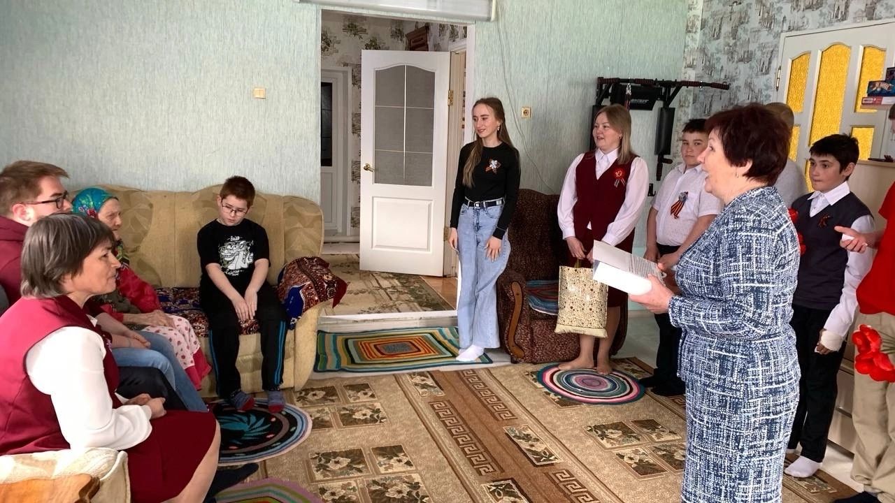 9 МАЯ НЕСОВЕРШЕННОЛЕТНИЕ ПОЗДРАВИЛИ ТРУЖЕНИКОВ ТЫЛА..