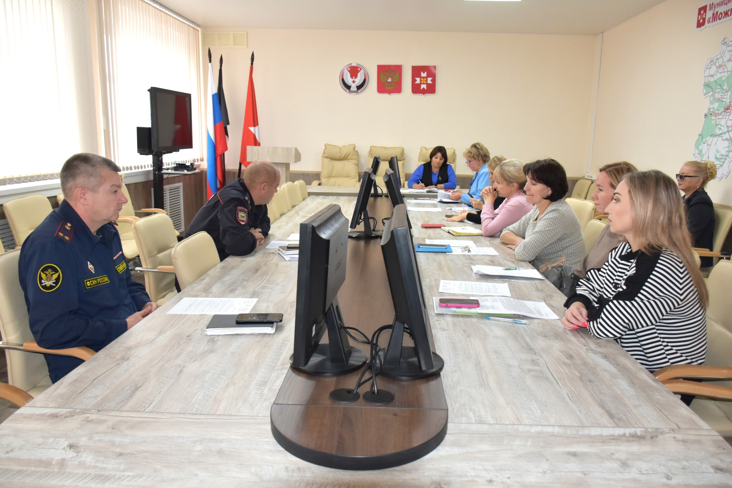 3 октября в Администрации Можгинского района под председательством заместителя главы по социальным вопросам Марины Николаевны Сарычевой прошла антинаркотическая комиссия.