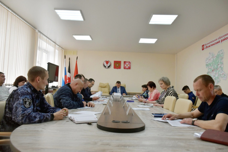 Заседание антитеррористической комиссии Можгинского района состоялось накануне длинных майских выходных под председательством Главы района Александра Васильева. Заседание антитеррористической комиссии Можгинского района состоялось накануне длинных майских выходных под председательством Главы района Александра Васильева.